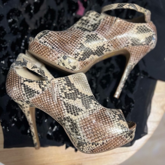 🤎🤎EUC- DOLLHOUSE VERDICT 107 METALLIC SNAKESKIN HEELS SZ 10🤎🤎 - Picture 3 of 16